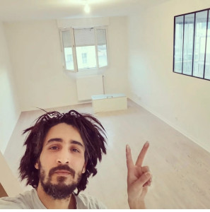 Photo de galerie - Dressage des murs du salon plus une cloison avec une ouverture vitré qui donne une visibilité de la cuisine joint et peinture