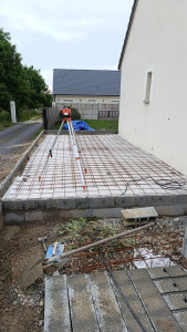 Photo de galerie - Mise en place d'un polyane , ferraillage avant coulage ( Posé sur 10cm de calcaire tassé)