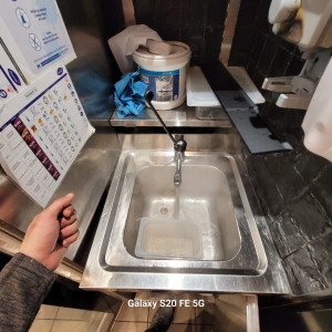 Photo de galerie - Installation d’un robinet mitigeur sur plonge inox en cuisine professionnelle — raccordement eau chaude/froide et test de fonctionnement