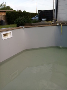 Photo de galerie - Pose d'un liner gris clair sur une piscine bois
