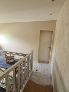 Photo de galerie - Préparation cages d'escalier :(couche primaire, ratissage complète,  et finition en 2 couches de peinture 