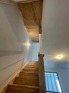 Photo de galerie - Mise en peinture complète d'une cage d'escalier, incluant les murs et le plafond. Finition mate haut de gamme pour un rendu propre et lumineux.