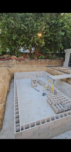 Photo de galerie - Création d'une structure de piscine maçonnée avec escaliers intégrés
