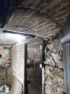 Photo de galerie - Alimentation d'une cave de quatre pièces en électricité, plus pose de luminaires, prises de courant, et interrupteur.