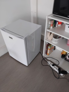 Photo de galerie - «Nettoyage impeccable d’une kitchenette de bureau : frigo lustré, étagères rangées, surfaces désinfectées. Hygiène parfaite pour un espace pro ! Service minutieux.»