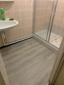 Photo de galerie - Pose sol au sale de bain 