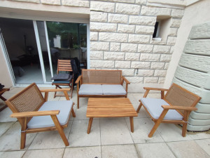 Photo de galerie - Montage salon de jardin en bois avec banquette