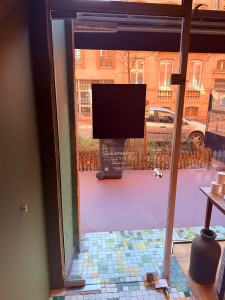 Photo de galerie - Réglage et ajustage de porte magasin en verre trempé. 