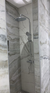 Photo de galerie - Pose de carrelage dans une douche.