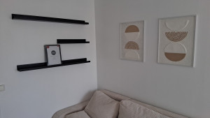 Photo de galerie - Les étagères et les tableaux