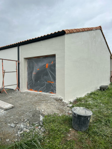 Photo de galerie - Réalisation d’un enduit sur un garage 45 m² finition gratter