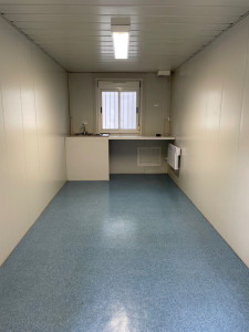 Photo de galerie - Installation plan de travail avec kitchenette dans un module de chantier 