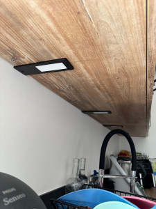 Photo de galerie - Installation  spots sous  meubles de cuisine