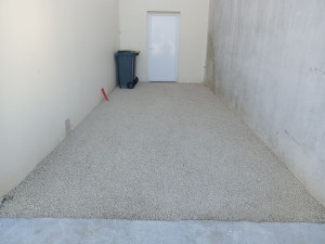 Photo de galerie - Réalisation d'une petite cour en gravier 6/14 calcaire avec passage d'une plaque vibrante 