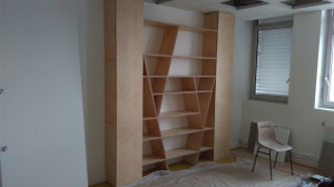 Photo de galerie - Réalisation d'une bibliothèque en contre-plaqué peuplier vernis 