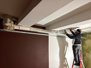 Photo de galerie - Coffrage tuyau au plafond avec Placo, bande de joint et peinture