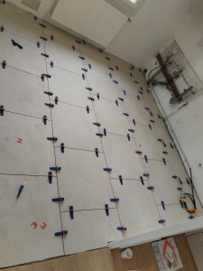 Photo de galerie - Suite à la demande du client mise en place du carrelage en pose décalé 