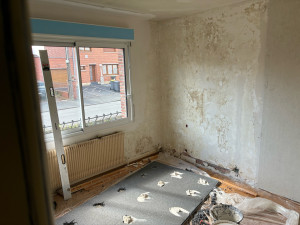 Photo de galerie - Rénovation complète d’une maison – Avant / Après. Isolation des murs en Placo avec polystyrène, isolation des tableaux de fenêtres en liège, préparation des supports et finitions soignées. Chantier réalisé de A à Z.