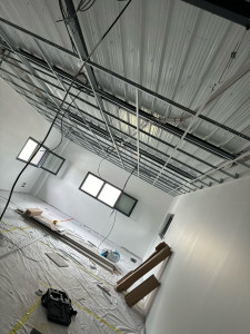 Photo de galerie - Réalisation de faux plafond dalles