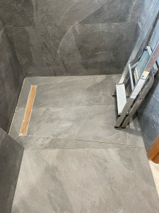 Photo de galerie - Réalisation douche à l’italienne en gré Céram gris 