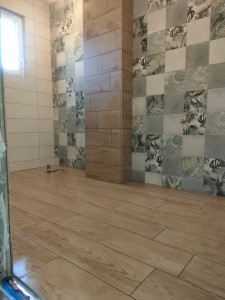 Photo de galerie - Rénovation salle de bains pose de carrelage sol et murs 