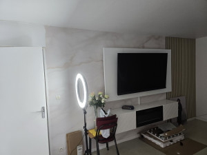 Photo de galerie - Pose papier peint , réalisation d'un cadre 3 d derrière télé,montage et fixation meuble cheminée sous la télé , fixation se tasseaux. 
