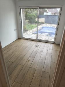 Photo de galerie - Anciennement un garage, qui se transforme en futur chambre, avec le changement de la porte par une baie coulissante.