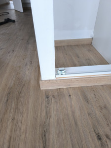 Photo de galerie - Pose des plinthes et portes.