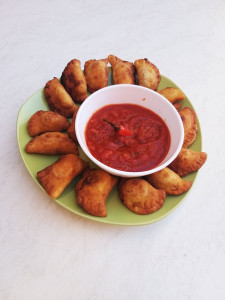 Photo de galerie - Beignets farcis au thon, accompagné d'une sauce tomate aux oignons.