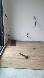 Photo de galerie - Pose de parquet dans une maison en construction. Fait avec soin et minutie pour une résultat parfait.