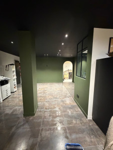 Photo de galerie - Travail de finition avec lignes parfaitement définies et application soignée de plusieurs teintes. 
