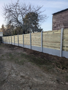 Photo de galerie - Pose d'une clôture béton et panneau bois 
