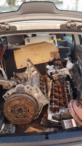 Photo de galerie - Démontage d'un moteur automobile pour réparation .