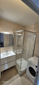Photo de galerie - Renovation salle de bain plomberie et carrelage, remplacement d'une baignoire par un bac à douche 90×90 avec cabine meuble et miroir ??