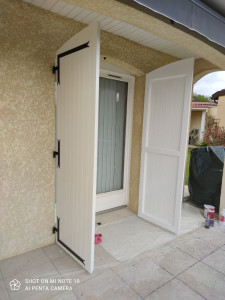 Photo de galerie - Mise en peinture volets en bois avec espagnolette. 