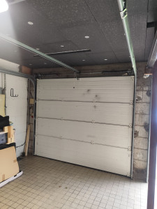 Photo de galerie - Remise en service porte de  garage  sectionnelle avec remplacement des câbles de levage.
