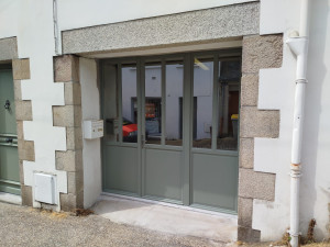 Photo de galerie - Pose d un ensemble de menuiserie 
a la place d'une porte de garage 