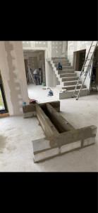 Photo de galerie - Table basse béton, cheminé en béton, escalier béton 