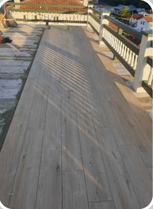 Photo de galerie - Pose en imitation parquet sur natte ditra drain 