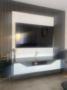 Photo de galerie - Salon mur et tv 