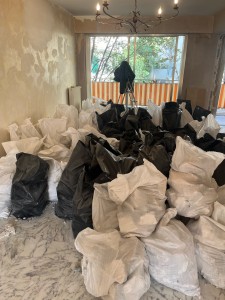 Photo de galerie - évacuation 80 sacs de gravats vers déchetterie 