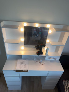 Photo de galerie - Coiffeuse avec tiroirs et lumières autour 