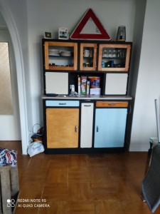 Photo de galerie - Vieux meuble ponçage et peinture 