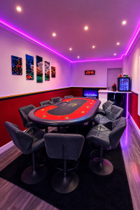 Photo de galerie - Garage de 20m2 transformé en salle de poker avec cassure des couleurs rouge et blanc / finition corniche au plafond avec option éclairage LED de couleurs . 