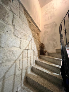 Photo de galerie - Piochage des joints + remplissage avec finitions ton pierre isolation ba10 avec 10 col disolatant enduit et bande prêt à peindre 