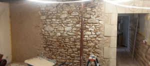 Photo de galerie - Réalisation d'un mur pierre vu avec création d'un entourage de porte en patrimoine 