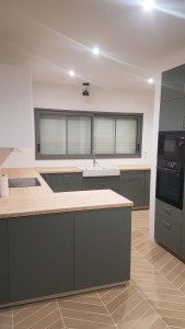 Photo de galerie - Pose complète d'une cuisine en kit + assemblage et pose du plan de travail en bois massif