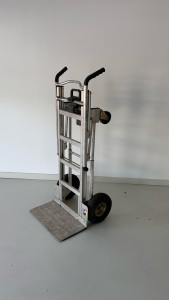 Photo de galerie - Diable en aluminium très solide, idéal pour transporter électroménager, cartons lourds, meubles ou autres objets encombrants.