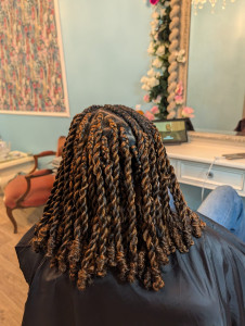 Photo de galerie - Voici un exemple de ma maîtrise des 'twists' (torsades) : des tracés nets et précis sur le cuir chevelu pour des vanilles régulières et bien définies.