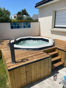 Photo de galerie - Montage d un habillage bois autour d un spa